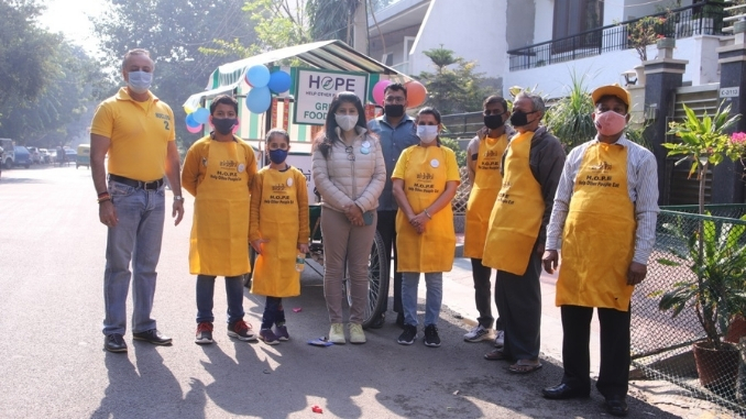 Dr Meena Mahajan led Siddhi Foundation distributes food to poor people only in Rs. 5 - Digpu
